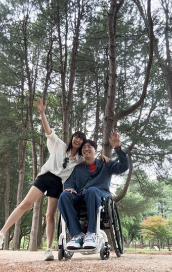 박위송지은, 첫 해외여행서 달달 스킨십…미소도 닮은 비주얼 커플