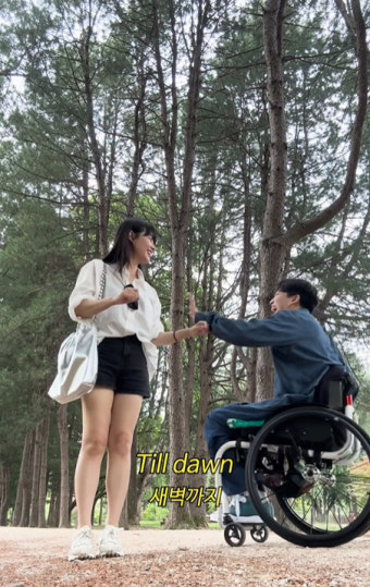 박위송지은, 첫 해외여행서 달달 스킨십…미소도 닮은 비주얼 커플