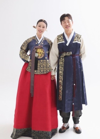 “사회 신동엽→축가 이효리” 3월 결혼 이혜지정호철, 웨딩화보 공개