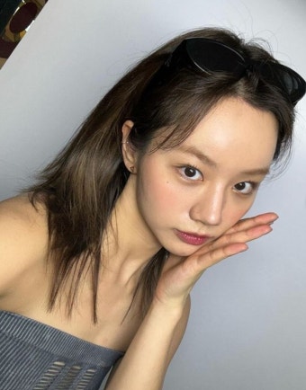 혜리,방콕 야경 속 청청 오프숄더룩…일상이 화보 그 자체