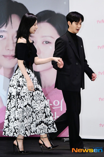 김수현-김지원, 무적 비주얼 자랑하는 로코킹-로코퀸 커플[포토엔HD화보]