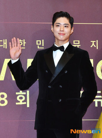 박보검, 아이유 콘서트 깜짝 등장…아이유 “실물 믿기지 않게 잘생겨”