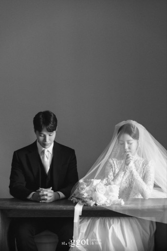 문지인김기리 5월17일 결혼식, 서로 끌어안은 웨딩화보