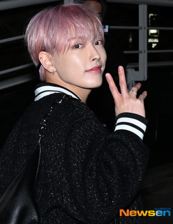 에이티즈 홍중, ‘코첼라’ 항하며 브이 [포토엔HD]