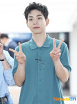 루시 최상엽, ‘왈왈이(팬덤명)’를 사로잡는 양손 브이 [포토엔HD]