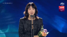 김고은, 최우수연기상 영예 “고통스러웠던 지난해, ‘파묘’ 만나 힐링” [백상예술대상]