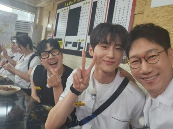 뜨기 전 변우석 기억 못한 지석진, 다정한 셀카 공개 “런닝맨 촬영 중”