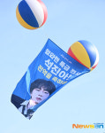 ‘아미들의 정성’ BTS 진 전역기념 애드벌룬 [포토엔HD]