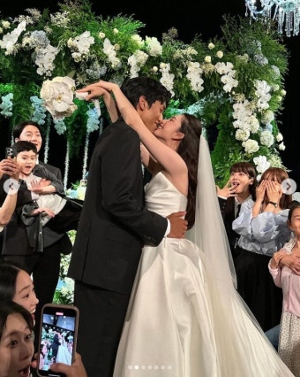 김진경김승규 잔디 버진로드 결혼식서 뜨거운 키스‥손흥민→이현이 하객 총출동