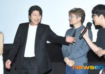 무대인사 송강호, 삼식이 삼촌 노래 좀 하게 마이크 좀.. .  [포토엔HD]