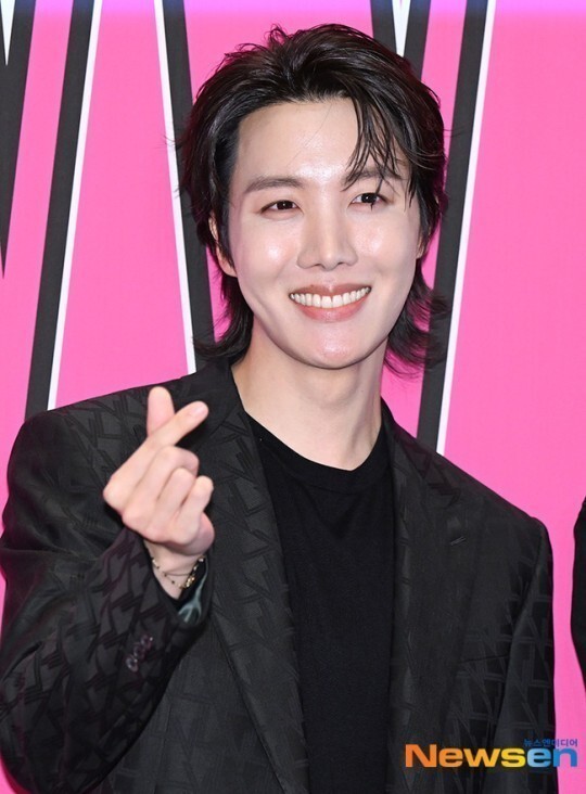 방탄소년단 제이홉, 12시간 라이브 방송으로 위버스 신기록 경신!
