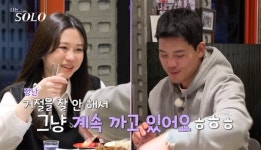 21기 영철 대게 까주며 심쿵→순자 잠든 사이 영자에 흔들 (나는 솔로)[어제TV]