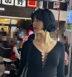 단발 변신 나나, 덜 지워진 가슴골 타투 드러낸 파격 패션
