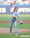 리센느 원이, 개미허리 노출한 시구[포토엔HD]