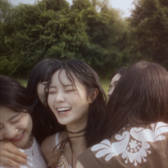피프티피프티, 멤버 키나와 함께한 완전체 라이브 소식에 뜨거운 관심 