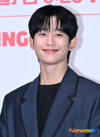 정해인, 엄마친구아들로 엄친아 인기↑ 연기로 호평 휩쓸어!