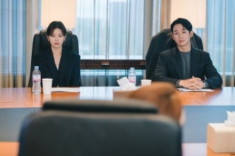 정해인, 분노의 멱살잡이 포착…정소민 前동료와 무슨 일(엄마친구아들)