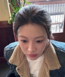 MZ 여신 고윤정, 초밀착 거울셀카도 문제 없네