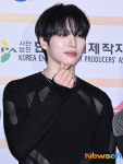 원어스 서호, 그윽한 눈빛으로 하트 [포토엔HD]