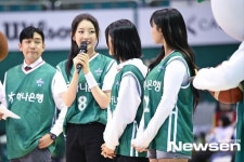 라잇썸, 부천에서 여자 프로농구 시투[포토엔HD]