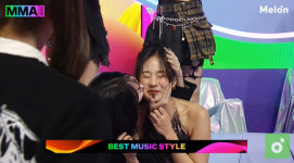 비비, 친동생 트리플에스 김나경 볼뽀뽀 받으며 수상 “장기하 고마워”[MMA 2024]