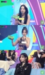 비비, 친동생 트리플에스 김나경 볼뽀뽀 받으며 수상 “장기하 고마워”[MMA 2024]