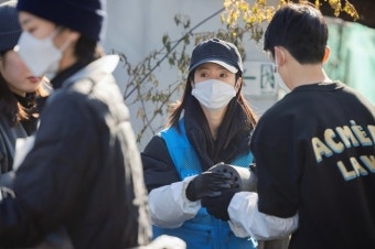조인성-한지민-천우희-노희경, 4년째 ‘사랑의 연탄 나눔 봉사’