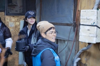 조인성-한지민-천우희-노희경, 4년째 ‘사랑의 연탄 나눔 봉사’
