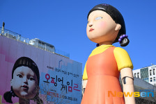 광화문에 설치된 오징어게임2 ‘영희’ [포토엔HD]