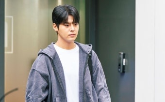 려운 데뷔 전 논란 점화, 고개 푹 숙인 채 묵묵부답(나미브)