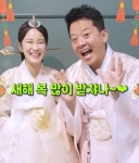‘여름 결혼’ 김지민김준호, 벌써 부부 같네‥한복 입고 설 인사 “예쁘게 봐주길”