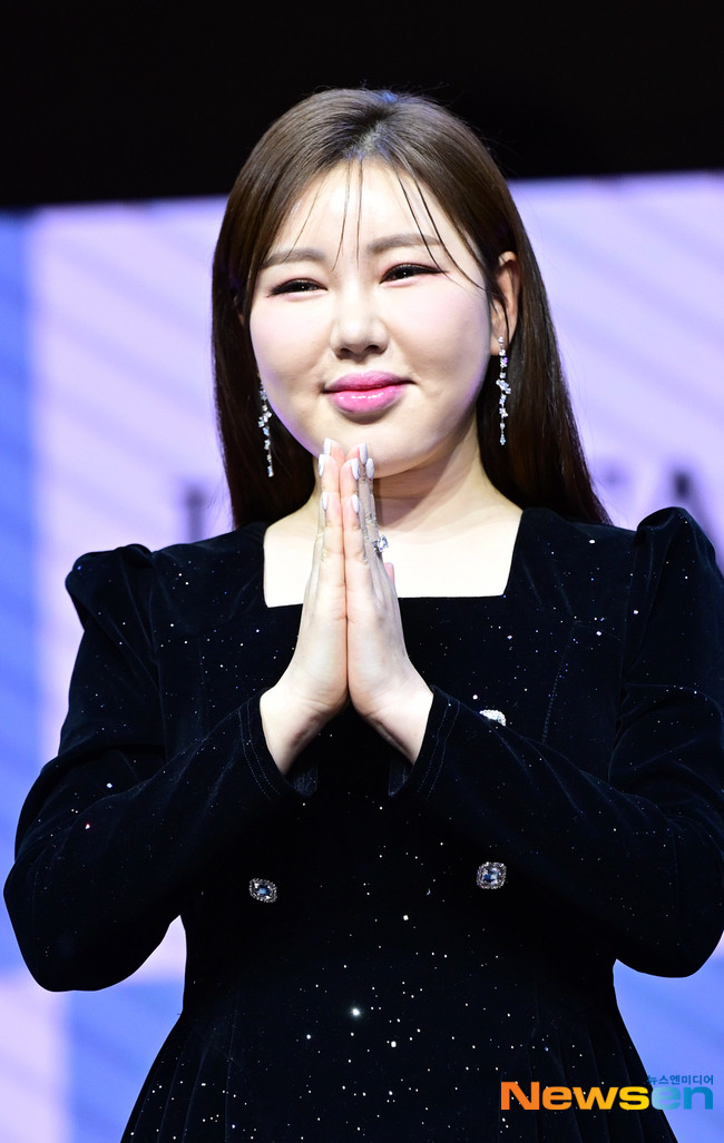 송가인, 해외 팬들 사로잡는 중! 아사달 라이브 공연 호평, 유튜버로 변신 밝혀 함정에 빠져든 사건에 대응력 강조