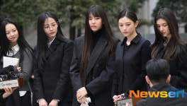 심문기일 출석 마치고 입장 밝히는 ‘뉴진스(NJZ)’ [포토엔HD]