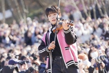 루시 ‘와장창’ 깜짝 버스킹 대성황…1500명 운집