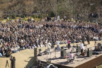 루시 ‘와장창’ 깜짝 버스킹 대성황…1500명 운집