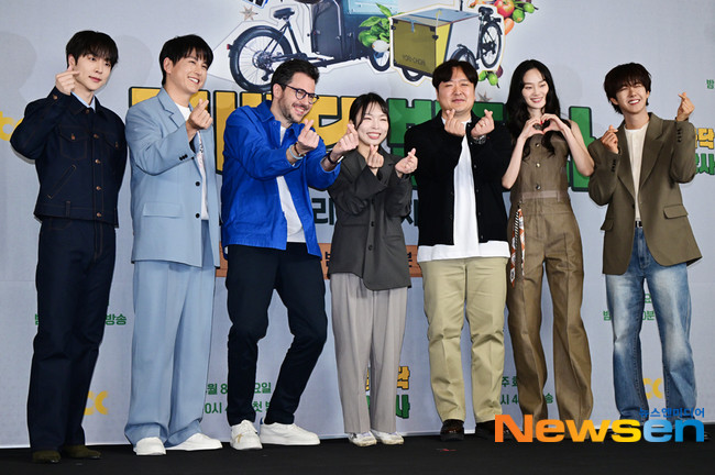 길바닥 밥장사, 전소미의 파워 인싸 능력 발휘로 주목 받아 최근 논란화!