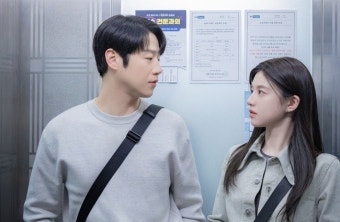 ‘언슬전’ 고윤정-정준원, 엘리베이터 안 미묘한 기류