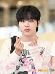 킥플립 아마루, 시크한 양손하트 [포토엔HD]