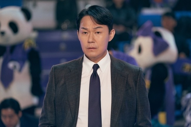박성웅, 맹감독의 악플러 제작발표회 현장서 다혈질 농구 감독 변신하며 열정적 연기 뽐내