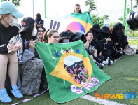 BTS RM-뷔, 전역 신고식에 모인 글로벌 아미 ‘브라질에서 왔어요’ [포토엔HD]