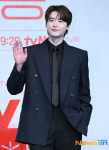 ‘아이유♥’이종석 186㎝ 장신의 여유, 네이비 슈트 입고 서초동 출근