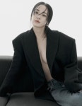 ‘GD 열애설 부인’ 이주연, 맨몸에 재킷만 걸쳤다…가슴 라인 그대로 노출