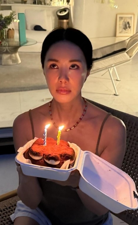 엄정화, 한남동에서의 고급 빌라 생활 공개 중, 50억 가량의 가치 소유, 주변 스타들과 함께한 17년간의 소중한 추억 - 평안한 삶의 이야기