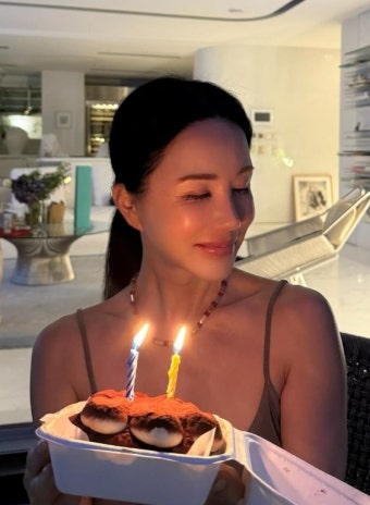 엄정화, 50억 한남동 빌라 감탄만 나오네‥케이크 들었는데 “생일 아님 주의”