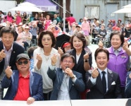 정준호, 김흥국 손잡았다…어르신 위한 짜장면 봉사활동