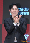 윤석민, 어색한 미소(?)의 투수코치 [포토엔HD]