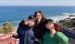남자친구가 찍어줬나? 강성연, 열애 고백 후 두 아들과 가족 여행