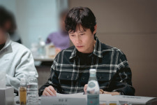 (주)코리언유통 | ‘코리언즈’ 이병헌X한지민, 간첩 부부 된다…이희준까지 출연 확정 [공식]