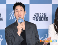 답변하는 정우 [포토엔HD]
