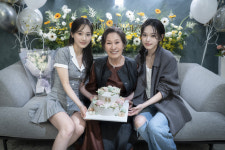 김혜자 연기인생 65주년 기념식 열렸다‥봉준호→한지민 참석 “영원히 계속되길”